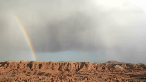 Ein-Regenbogen-Verblasst-Im-Sonnenlicht,-Während-Er-Sich-über-Den-Goblin-Valley-State-Park-Wölbt