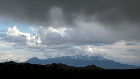 Gewitterwolken-Sammeln-Sich-über-Dem-Goblin-Valley-State-Park-Inmitten-Von-Sonnenstrahlen