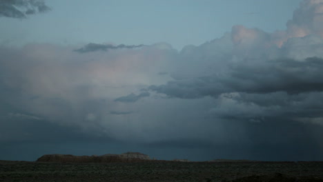 Gewitterwolken-In-Der-Goldenen-Stunde-Nehmen-Gedämpfte-Rosa--Und-Blautöne-An-Und-Verschwinden-Dann-In-Der-Dunkelheit