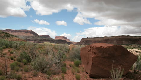 Storm-clouds-move-over-the-desert-of-Mexican-Hat-Canyon