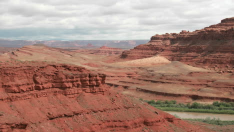Slow-rightpan-of-a-timelapse-shot-of-Utah's-Mexican-Hat-Canyon