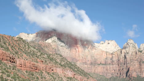 Timelapse-shot-of-cloud-formations-over-a-montaña-peak-in-Zion-National-Park
