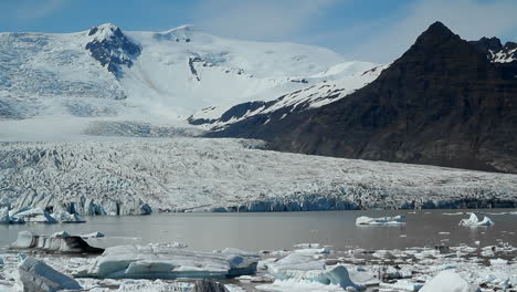 Una-Laguna-Glaciar-En-El-Interior-De-Islandia