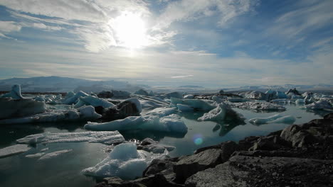 Icebergs-melt-in-the-sun--in-a-vast-blue-glacier-lagoon-in-the-interior-of-Iceland