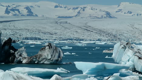 Los-Icebergs-Se-Derriten-Al-Sol-En-Una-Vasta-Laguna-Glaciar-Azul-En-El-Interior-De-Islandia-2