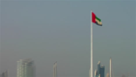 Bandera-De-Los-Emiratos-árabes-Unidos-Ondeando-En-El-Viento