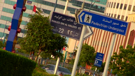 Schilder-In-Englisch-Und-Arabisch-Zeichnen-Eine-Autobahn-In-Den-Vereinigten-Arabischen-Emiraten