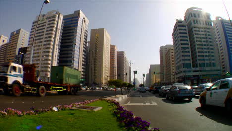 Zeitraffer-Des-Verkehrs-Auf-Den-Straßen-In-Abu-Dhabi-In-Den-Vereinigten-Arabischen-Emiraten