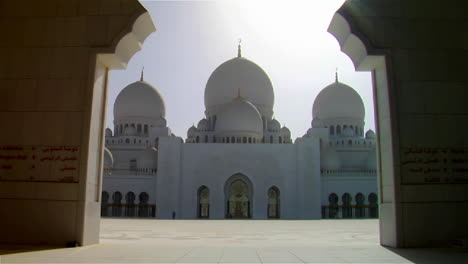 Inclinarse-Hacia-Abajo-Para-Revelar-La-Hermosa-Mezquita-Sheikh-Zayed-En-Abu-Dhabi,-Emiratos-árabes-Unidos
