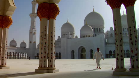 The-beautiful-Sheikh-Zayed-Mosque-in-Abu-Dhabi-United-Arab-Emirates