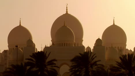 Las-Cúpulas-De-La-Hermosa-Mezquita-Sheikh-Zayed-En-Abu-Dhabi,-Emiratos-Árabes-Unidos-Al-Atardecer-1