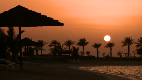 Time-lapse-shot-of-sunset-over-desert-resort-hotel
