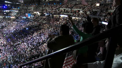 Un-Estadio-Abarrotado-En-El-Pepsi-Center-Aplaude-Y-Anima-Mientras-Bill-Clinton-Pronuncia-Un-Discurso-A-Favor-De-Barack-Obama