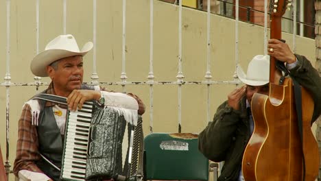 Musiker-Unterhalten-Sich-In-Der-Innenstadt-Von-Tijuana,-Mexiko