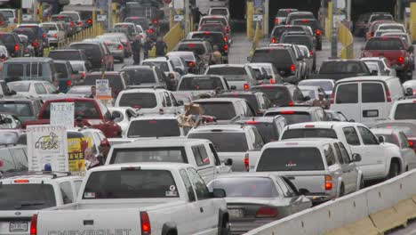 Autos-Warten-Darauf,-Von-Tijuana-Mexiko-Zurück-In-Die-Vereinigten-Staaten-Zu-Gelangen