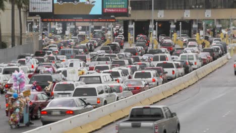 Autos-Warten-An-Der-US-Mexiko-Grenze,-Um-Von-Tijuana-In-Die-Vereinigten-Staaten-Zurückzukehren