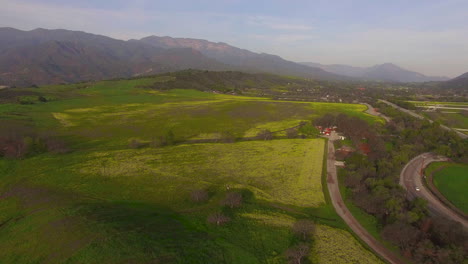 Antenne-über-Den-Farmen-Und-Landwirtschaftlichen-Feldern-Von-Ojai-Valley,-Kalifornien
