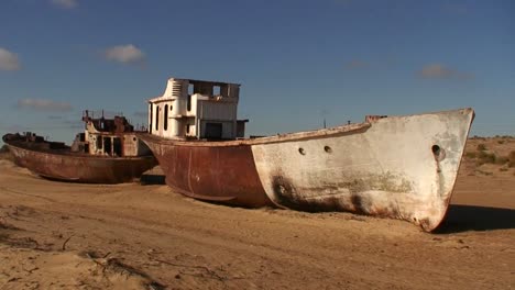 Viejos-Barcos-Abandonados-Significan-El-Desastre-Ecológico-Que-Es-El-Mar-De-Aral-En-Kazajstán-O-Uzbekistán-1