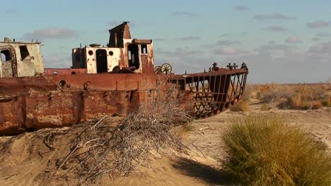 Los-Viejos-Barcos-Abandonados-Significan-El-Desastre-Ecológico-Que-Es-El-Mar-De-Aral-En-Kazajstán-O-Uzbekistán-2
