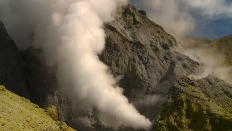 El-Vapor-Se-Eleva-Desde-Los-Respiraderos-Volcánicos-En-Un-Cráter-En-La-Pequeña-Isla-De-Nueva-Zelanda-De-Whaakari-1