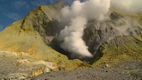 Dampf-Steigt-Aus-Vulkanischen-Schloten-In-Einem-Krater-Auf-Der-Kleinen-Neuseeländischen-Insel-Whaakari-3
