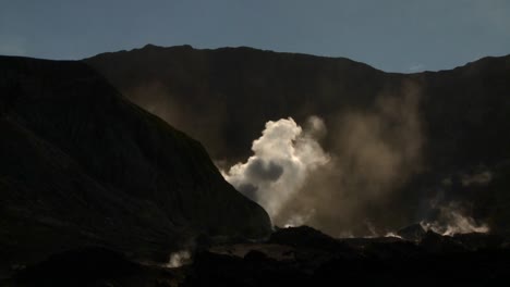 Un-Volcán-Entra-En-Erupción-En-Silueta-En-La-Pequeña-Isla-Nueva-Zelanda-De-Whaakari