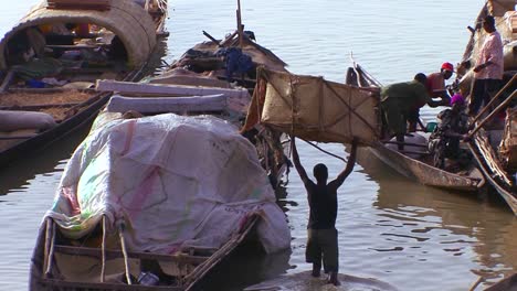Boote-Werden-Entlang-Des-Niger-Flusses-In-Mali-Afrika-Geladen