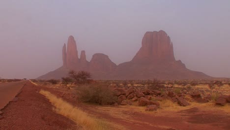 Inusuales-Formaciones-Rocosas-En-El-Desierto-Del-Sahara-De-Malí