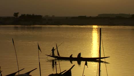 Boats-are-rowed-on-the-Niger-River-in-beautiful-golden-light-in-Mali-Africa-1