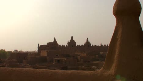 Zoom-out-from-the-famous-mosque-at-Djenne-Mali