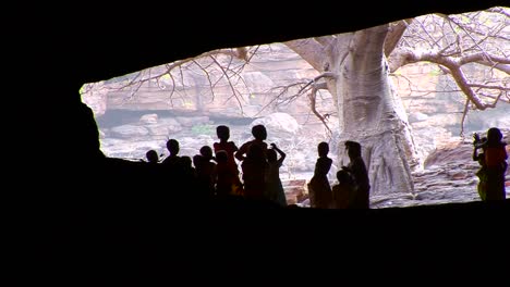 Kinder-Stehen-Silhouette-In-Einer-Höhle-In-Mali-Afrika