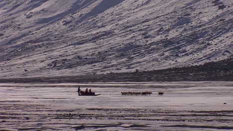 Ein-Weit-Entfernter-Hundeschlitten-Fährt-Durch-Die-Arktische-Tundra