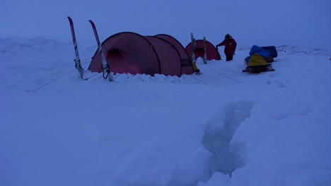 Campers-in-deep-snow-on-an-Arctic-expedition-at-night