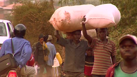 People-carry-goods-on-their-heads-in-an-African-village