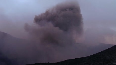 Un-Volcán-Entra-En-Erupción-En-La-Distancia