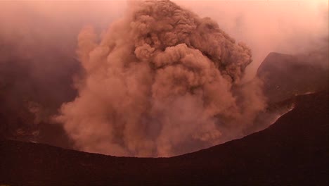 Der-Vulkan-Nyiragongo-Bei-Tageslicht-In-Der-Demokratischen-Republik-Kongo-1