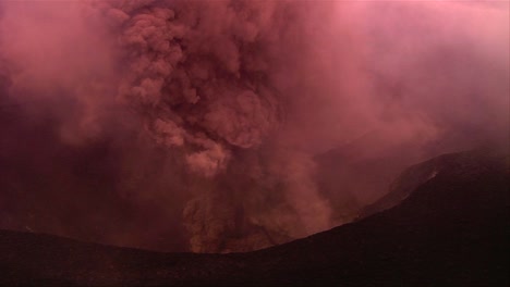 The-Nyiragongo-volcano-by-daylight-in-the-Democratic-Republic-of-Congo-2