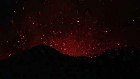 El-Volcán-Cabo-Verde-Entra-En-Erupción-Por-La-Noche-De-Manera-Espectacular-En-La-Isla-De-Cabo-Verde-Frente-A-La-Costa-De-África.