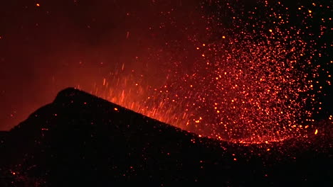 Der-Vulkan-Cabo-Verde-Bricht-Nachts-Auf-Spektakuläre-Weise-Auf-Der-Kapverdischen-Insel-Vor-Der-Küste-Afrikas-Aus-5