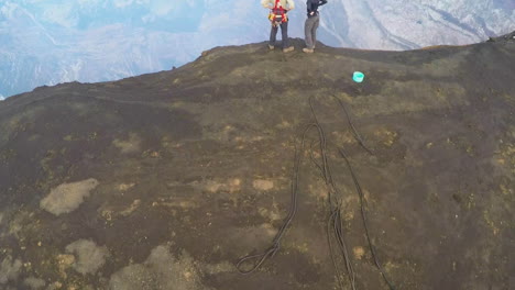 Una-Excelente-Antena-Sobre-El-Volcán-De-Cabo-Verde-Con-Dos-Exploradores-Observando