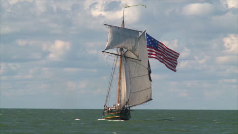 Ein-Klipperschiff-Mit-Hohem-Mast-Aus-Dem-19.-Jahrhundert-Segelt-Auf-Hoher-See-Unter-Amerikanischer-Flagge