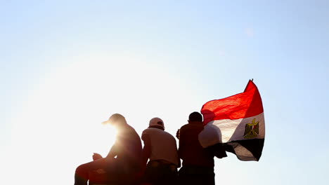 Demonstranten-Schwenken-Die-ägyptische-Flagge-In-Kairo