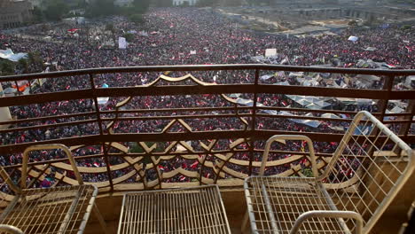 Blick-Von-Einem-Balkon-Mit-Blick-Auf-Demonstranten-Auf-Dem-Tahrir-Platz-In-Kairo-Ägypten-1