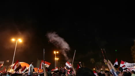 Los-Fuegos-Artificiales-Se-Disparan-Por-Encima-De-Los-Manifestantes-Reunidos-En-La-Plaza-Tahrir-En-El-Cairo,-Egipto