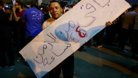 Ein-Mann-Trägt-Ein-Selbstgebasteltes-Schild-Bei-Einem-Großen-Protest-In-Kairo-ägypten