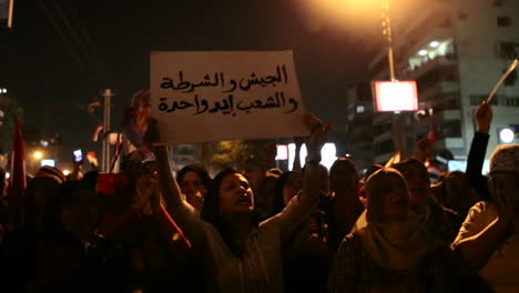 Demonstranten-Singen-Bei-Einer-Nächtlichen-Kundgebung-Auf-Dem-Tahrir-Platz-In-Kairo-Ägypten