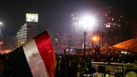 Eine-Große-Nächtliche-Rallye-Mit-Feuerwerk-Auf-Dem-Tahrir-platz-In-Kairo-ägypten