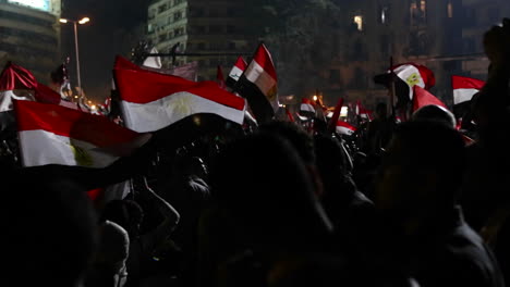 Los-Manifestantes-Ondean-Banderas-En-Un-Gran-Mitin-Nocturno-En-El-Cairo,-Egipto