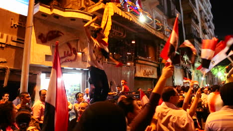 Un-Manifestante-Despierta-A-La-Multitud-En-Un-Mitin-Nocturno-En-El-Cairo,-Egipto