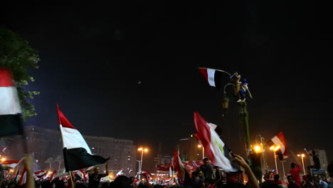 Demonstranten-Schwenken-Flaggen-Und-Feuerwerkskörper-Gehen-Bei-Einer-Nächtlichen-Kundgebung-In-Kairo-Ägypten-1